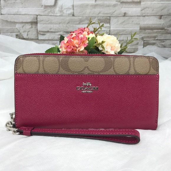 Coach Handbags - 👜COACH🌺ACCORDION ZIP WALLET  7 1/2"